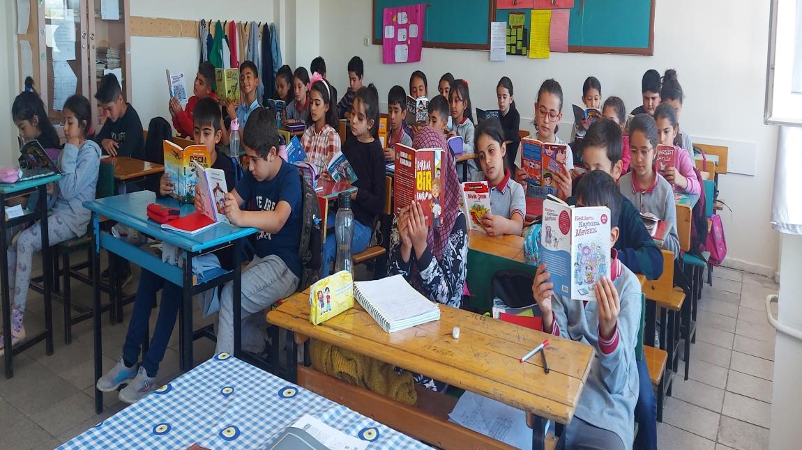 İl Milli Eğitim Müdürlüğünün yürüttüğü Okuma Projesi kapsamında okulumuzda okuma saati gerçekleştirildi.